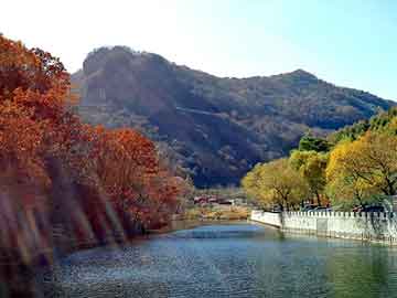 江西南昌梅岭发生山火，消防车已到场救援